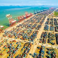 廣州港與白云機(jī)場(chǎng) 雙輪驅(qū)動(dòng)，連通全球與內(nèi)貿(mào)的航運(yùn)樞紐